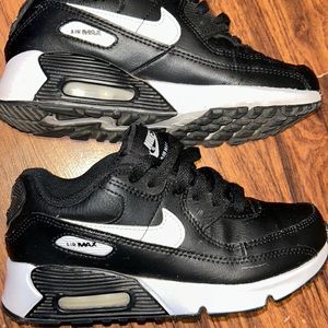 nikes Boy shoez size 3